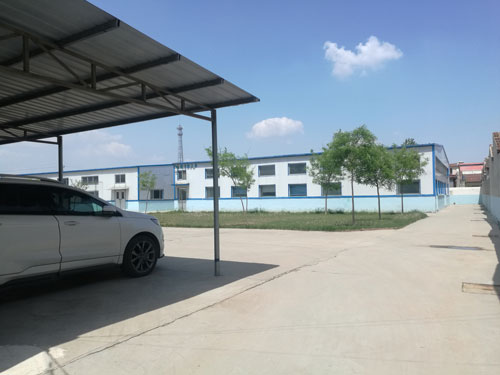 德州健之源地處魯西北平原，毗鄰黃河故道森林公園，生產(chǎn)條件環(huán)境優(yōu)越，擁有現(xiàn)代化的廠房，標(biāo)準(zhǔn)化的生產(chǎn)車(chē)間，公司擁有三證：SC食品生產(chǎn)許可證、GMP證、食品出口生產(chǎn)企業(yè)證書(shū)，生產(chǎn)過(guò)程中采用ISO22000管理體系進(jìn)行科學(xué)管理，并擁有近十年的生產(chǎn)加工經(jīng)驗(yàn)，產(chǎn)品口感、湯色、功效等各項(xiàng)指標(biāo)均能達(dá)到客戶滿意，生產(chǎn)采用全自動(dòng)帶線帶牌袋泡茶包裝機(jī)生產(chǎn)線，有全套的粉碎和超微粉碎、分篩、烘干、滅菌、制粒、制袋等設(shè)備，科學(xué)的生產(chǎn)工藝和嚴(yán)格規(guī)范的滅菌殺毒技術(shù)。
