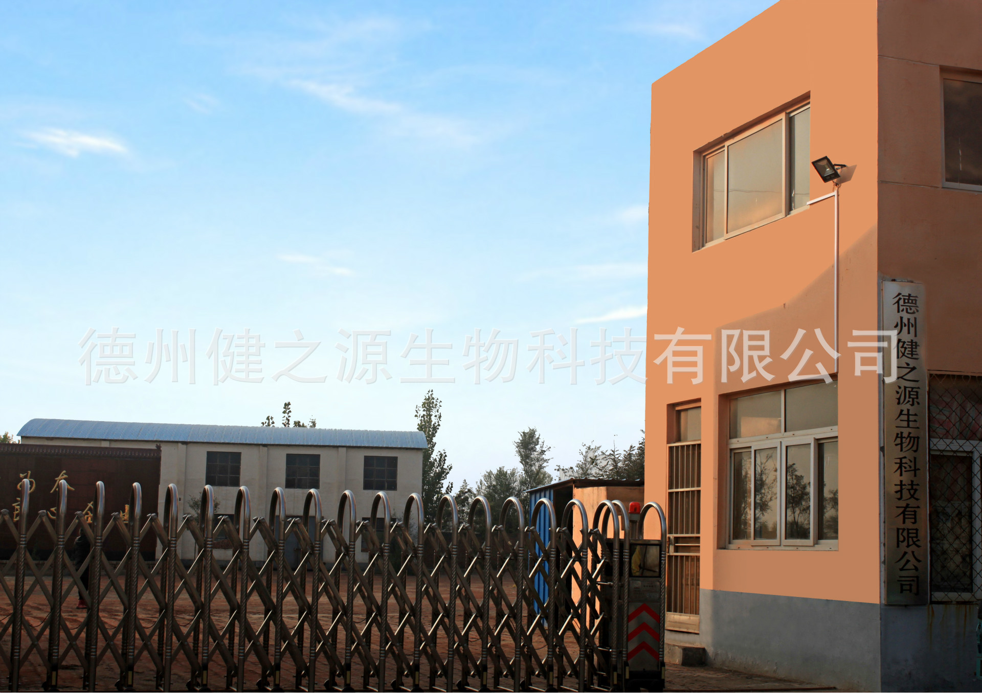 德州健之源生物科技有限公司是一家專業(yè)生產(chǎn)營(yíng)養(yǎng)素補(bǔ)充劑、SC營(yíng)養(yǎng)食品公司，業(yè)務(wù)范圍包括固體飲料、壓片糖果、代用茶、沖劑以及各種膳食養(yǎng)生健康食品的生產(chǎn)代工、OEM、 ODM等。公司占地五十余畝，廠區(qū)建筑面積4000余m2，內(nèi)設(shè)生產(chǎn)車間、質(zhì)量控制室、產(chǎn)品檢測(cè)中心、陰涼倉(cāng)庫(kù)、辦公用房及輔助用房。生產(chǎn)車間總面積1000余m2，其中保健食品GMP 凈化車間600m2，裸藻片代加工 裸藻復(fù)合壓片糖果OEM  食品片劑貼牌委托生產(chǎn)廠家 一般生產(chǎn)區(qū)400m2；倉(cāng)儲(chǔ)總面積（原輔料倉(cāng)庫(kù)、成品倉(cāng)庫(kù)、包材倉(cāng)庫(kù)等）2500m2，物料分區(qū)分庫(kù)存放；檢測(cè)分析室（包括理化分析室、微生物檢驗(yàn)室、留樣觀察室等）總面積300m2。辦公用房200m2。流水生產(chǎn)線承接粉劑，片劑，袋泡茶，顆粒劑 等劑型的成品、半成品代加工。  公司成立專項(xiàng)實(shí)驗(yàn)室，引進(jìn)山東中醫(yī)藥大學(xué)的醫(yī)藥技術(shù)部部長(zhǎng)等相關(guān)專業(yè)人員組建科研團(tuán)隊(duì)，在分子生物學(xué)、微 生物發(fā)酵、藥食同源、新資源食品研究等方面實(shí)行研產(chǎn)一體化，針對(duì)不同方向的營(yíng)養(yǎng)課題進(jìn)行探討研究，并將科研成果轉(zhuǎn)化為生產(chǎn)力，為產(chǎn)業(yè)化生產(chǎn)提供技術(shù)支撐。